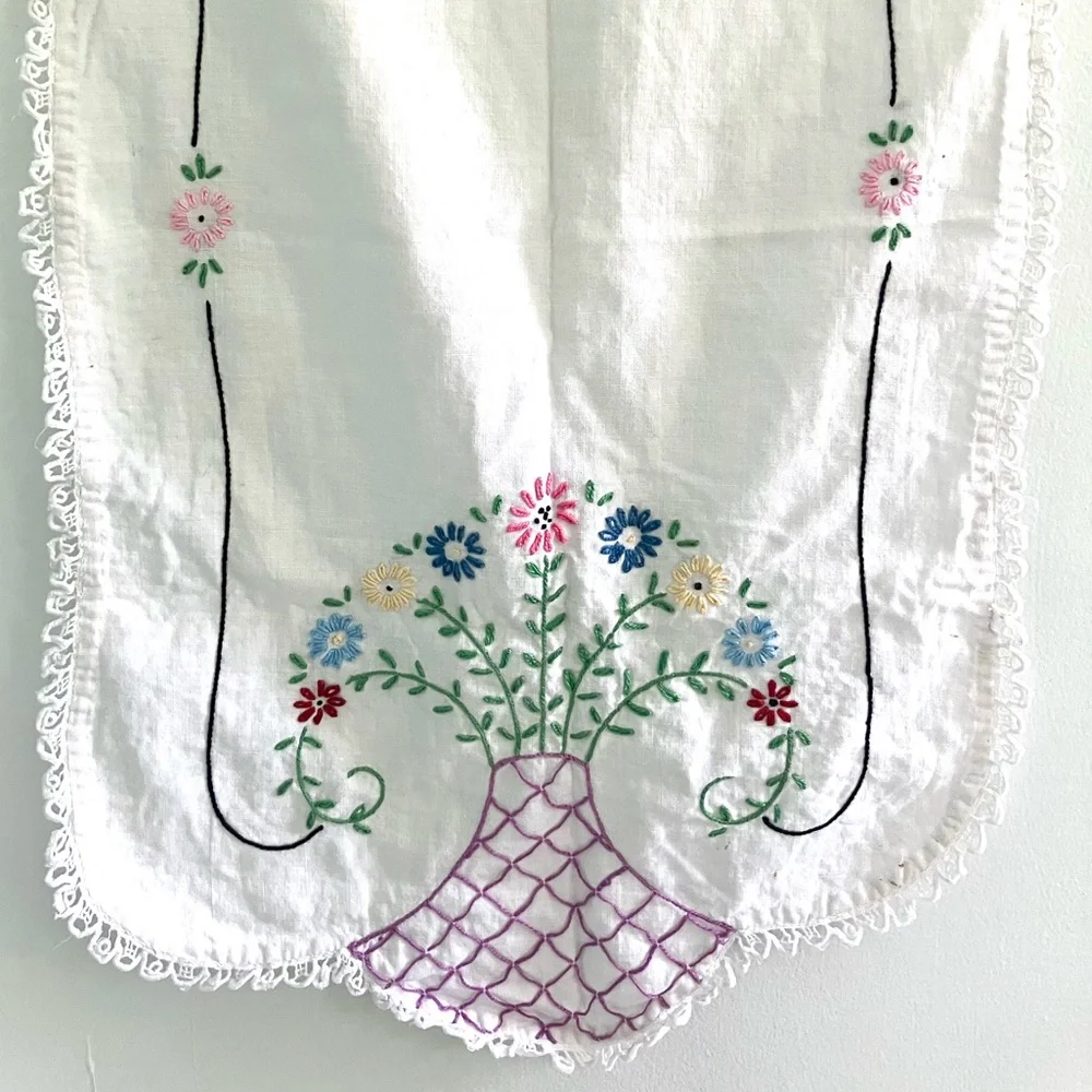 Vintage 40’s white linen embroidered flower basket tablecloth runner